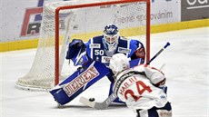 Brněnský brankář Karel Vejmelka chytá střelu Johana Harjua z Pardubic. Brněnský brankář Karel Vejmelka chytá střelu Johana Harjua z Pardubic.
