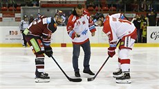 Slavnostní buly hodil mezi olomouckého Jana Knotka a sparťana Michala Řepíka... Slavnostní buly hodil mezi olomouckého Jana Knotka a sparťana Michala Řepíka...