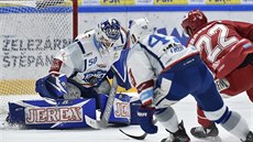 Brněnský brankář Karel Vejmelka a obránce Filip Pyrochta brání střelu Vladimíra... Brněnský brankář Karel Vejmelka a obránce Filip Pyrochta brání střelu Vladimíra...