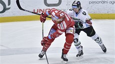 David Musil (vlevo) z Třince a bráněný Žigou Jegličem z Mladé Boleslavi. David Musil (vlevo) z Třince a bráněný Žigou Jegličem z Mladé Boleslavi.
