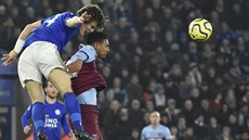 Caglar Soyuncu (vlevo) z Leicesteru v souboji se, Sebastienem Hallerem z West... Caglar Soyuncu (vlevo) z Leicesteru v souboji se, Sebastienem Hallerem z West...