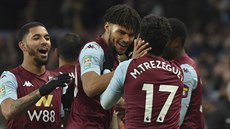 Trezeguet (vpravo) z Aston Villy přijímá gratulaci ke vstřelenému gólu od... Trezeguet (vpravo) z Aston Villy přijímá gratulaci ke vstřelenému gólu od...