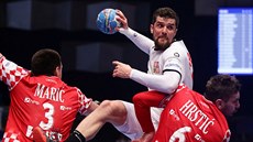 Český házenkář Ondřej Zdráhala (v bílém) útočí na chorvatskou branku přes... Český házenkář Ondřej Zdráhala (v bílém) útočí na chorvatskou branku přes...