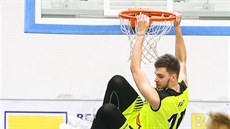 Dalibor Fait z Ústí zasmečoval do nymburského koše. Dalibor Fait z Ústí zasmečoval do nymburského koše.