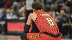 Trae Young z Atlanty obvykle nosí číslo 11, na začátku zápasu s Washingtonem si... Trae Young z Atlanty obvykle nosí číslo 11, na začátku zápasu s Washingtonem si...