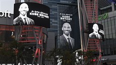 Kobe Bryant ovládl prostor ped arénou Staples Center v Los Angeles, jeho úmrtí...