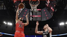 Tomáš Satoranský (31) z Chicaga zakončuje na koš San Antonia kolem Jakoba... Tomáš Satoranský (31) z Chicaga zakončuje na koš San Antonia kolem Jakoba...