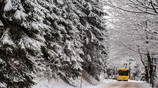 V Orlických horách napadl nový sníh. Na snímku je silnice z Detného na erlich...