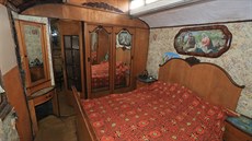 Obytná maringotka principála Karla Kludského se před třemi měsíci vrátila do... Obytná maringotka principála Karla Kludského se před třemi měsíci vrátila do...