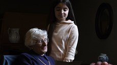 Yvonne Bernsteinová s jedenáctiletou vnukou Chloe Wrightovou na snímku...