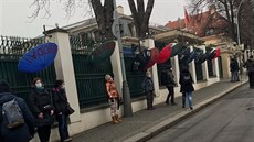 Asi patnáct lidí dnes přišlo demonstrovat k čínskému velvyslanectví v Praze... Asi patnáct lidí dnes přišlo demonstrovat k čínskému velvyslanectví v Praze...
