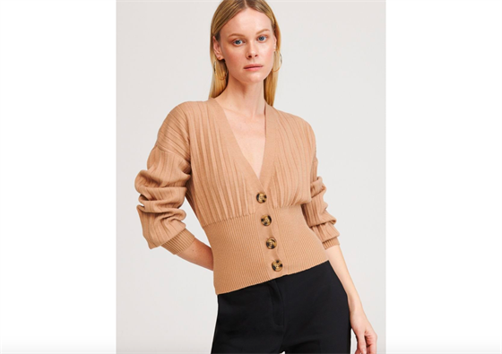 Udělejte se svetru dominantu outfitu. Z kolekce: Reserved, 499 Kč