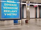 S kbelíky a loužemi dostává reklama v metru opravdu novou a netušenou dimenzi. S kbelíky a loužemi dostává reklama v metru opravdu novou a netušenou dimenzi.
