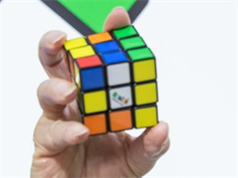 Ped 45 lety si dal maarský vynálezce Ern Rubik patentovat svj mechanický...