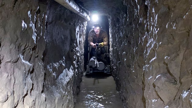 Pslunk americk hranin stre jede bhem mapovn ileglnho tunelu na vozku po jeho kolejovm systmu. Tunel m pes kilometr a spojuje Mexiko se Spojenmi stty. (13. listopadu 2019)