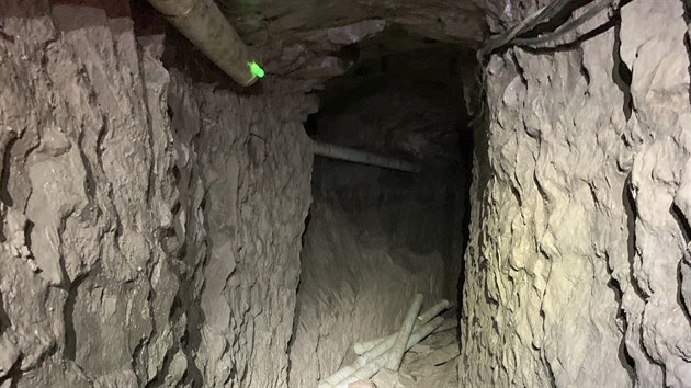 Ilegln drogov tunel nese jmno Baja Metro Tunnel. ady oznmily, e jde o nejdel tunel, kter byl kdy na hranici odhalen. M pes kilometr a na mexick stran kon v oputnm skladiti v Tijuan. (20. ledna 2020)