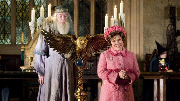 Michael Gambon (Albus Brumbl) a Imelda Stauntonov (Dolores Umbridgeov) ve filmu Harry Potter a Fnixv d (2007).