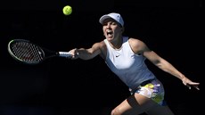 Rumunka Simona Halepová odehrává balon během semifinále Australian Open. Rumunka Simona Halepová odehrává balon během semifinále Australian Open.