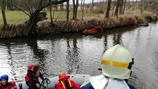 Hasiči dostali na břeh koně, který spadl do řeky blízko Dobřan. (31. 1. 2020) Hasiči dostali na břeh koně, který spadl do řeky blízko Dobřan. (31. 1. 2020)