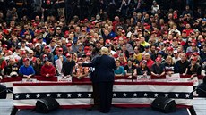 Prezident Donald Trump hovoří během kampaně v Iowě. (30. ledna 2020) Prezident Donald Trump hovoří během kampaně v Iowě. (30. ledna 2020)