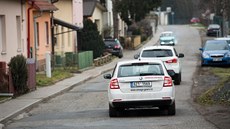 Obyvatelé zlínské místní ásti Louky ádají zmnu dopravního znaení na silnici...
