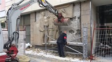 Reliéf od Josefa Kaplického poničili při rekonstrukci budovy. Reliéf od Josefa Kaplického poničili při rekonstrukci budovy.
