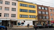 Rozbitou plastiku od Josefa Kaplického v centru Zlína kryje reklamní plachta.