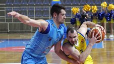 Radim Klečka (vpravo) z Opavy se tlačí do Adama Gogy z Olomoucka. Radim Klečka (vpravo) z Opavy se tlačí do Adama Gogy z Olomoucka.