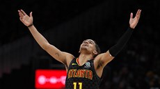 Trae Young z Atlanty oslavuje proti Philadelphii. Trae Young z Atlanty oslavuje proti Philadelphii.