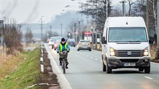 Mezi Slezským Předměstím a Slatinou nevede cyklostezka. Na tu se cyklisté... Mezi Slezským Předměstím a Slatinou nevede cyklostezka. Na tu se cyklisté...