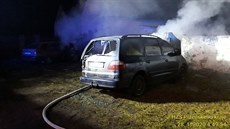 Plameny zničily dvě osobní vozidla ve Velkém Boru nedaleko Horažďovic. Za... Plameny zničily dvě osobní vozidla ve Velkém Boru nedaleko Horažďovic. Za...