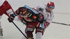 Tvrdý střet mezi sparťanem Miroslavem Formanem (vlevo) a Wojtkem Wolskim z... Tvrdý střet mezi sparťanem Miroslavem Formanem (vlevo) a Wojtkem Wolskim z...