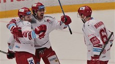 Matěj Stránský (uprostřed) slaví s třineckými spoluhráči gól v síti Sparty. Matěj Stránský (uprostřed) slaví s třineckými spoluhráči gól v síti Sparty.