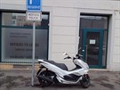 Motorka na chodníku Motorka na chodníku