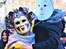 Děti i dospělí v maskách, proudem tekoucí slivovice, hasiči na starém voze i mnoho přihlížejících, to všechno přineslo dnešní Malostranské masopustní veselí. Průvod masek si zazpíval u sochy TGM a dále pokračoval Nerudovou ulicí směrem na Kampu, doprováze Děti i dospělí v maskách, proudem tekoucí slivovice, hasiči na starém voze i mnoho přihlížejících, to všechno přineslo dnešní Malostranské masopustní veselí. Průvod masek si zazpíval u sochy TGM a dále pokračoval Nerudovou ulicí směrem na Kampu, doprováze