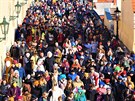 Děti i dospělí v maskách, proudem tekoucí slivovice, hasiči na starém voze i mnoho přihlížejících, to všechno přineslo dnešní Malostranské masopustní veselí. Průvod masek si zazpíval u sochy TGM a dále pokračoval Nerudovou ulicí směrem na Kampu, doprováze Děti i dospělí v maskách, proudem tekoucí slivovice, hasiči na starém voze i mnoho přihlížejících, to všechno přineslo dnešní Malostranské masopustní veselí. Průvod masek si zazpíval u sochy TGM a dále pokračoval Nerudovou ulicí směrem na Kampu, doprováze