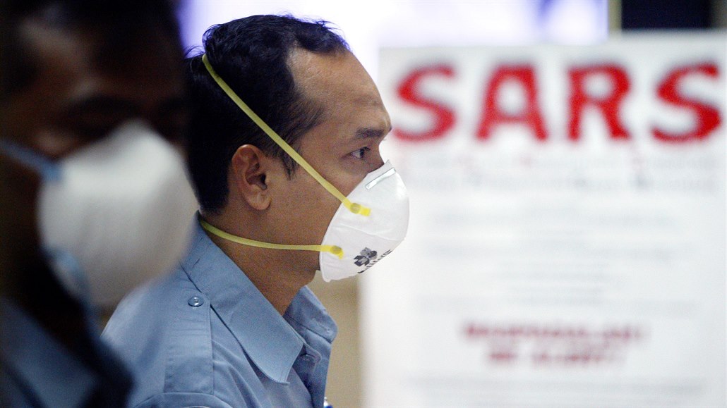 Indonétí zdravotníci ekají v píletové hale mezinárodního letit v Jakart...