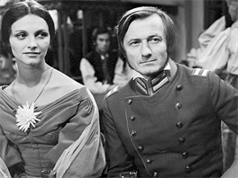 Jana Bezinová a Radoslav Brzobohatý ve filmu Vlí halí (1975)