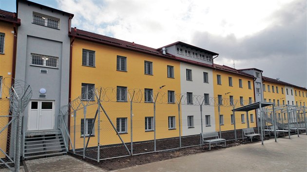 Ve věznici Ostrov vznikla rekonstrukcí dlouho nevyužívaného objektu nová ubytovna. Pohled zvenku.