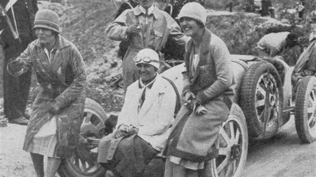 Automobilov zvodnice Elika Junkov (uprosted) na sicilskm okruhu Targa Florio v roce 1927.