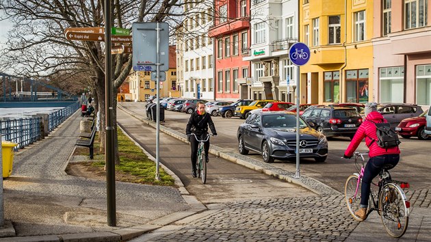 Zátkovým nábřežím u řeky Malše prochází cyklostezka.