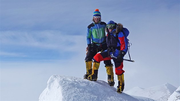 David Knill a Lucie Vborn na vrcholu nejvy hory Antarktidy. M sem hlavn horolezci, kte se pokouej o vstup na sedm nejvych hor planety (Koruna planety).