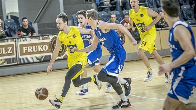 Jindřichohradeckı basketbalista Jiří Šoula (ve žlutém s číslem 5) dribluje s...