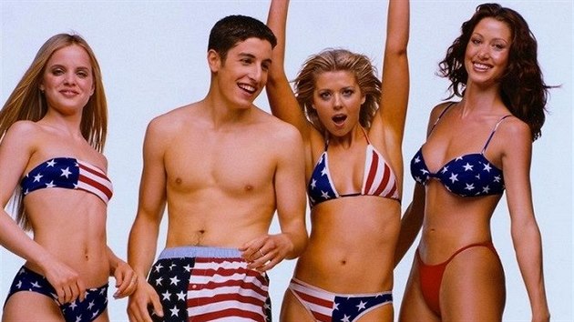 Mena Suvari, Jason Biggs, Tara Reidov, Alyson Hanniganov a Shannon Elizabeth ve filmu Prci, prci, prciky 2 (2001)