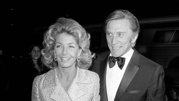 Kirk Douglas a jeho manelka Anne (Los Angeles, 5. listopadu 1971)