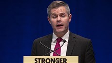 Skotský ministr financí Derek Mackay (4. října 2019) Skotský ministr financí Derek Mackay (4. října 2019)