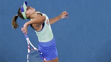 Američanka Sofia Keninová podává ve finále Australian Open. Američanka Sofia Keninová podává ve finále Australian Open.