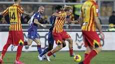 Český záložník Antonín Barák v dresu Lecce (uprostřed) vede míč. Český záložník Antonín Barák v dresu Lecce (uprostřed) vede míč.