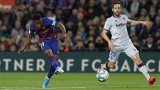 Ansu Fati z Barcelony střílí první gól do sítě Levante. Ansu Fati z Barcelony střílí první gól do sítě Levante.