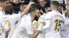 Fotbalisté Realu Madrid oslavují gól Karima Benzemy (uprostřed). Fotbalisté Realu Madrid oslavují gól Karima Benzemy (uprostřed).